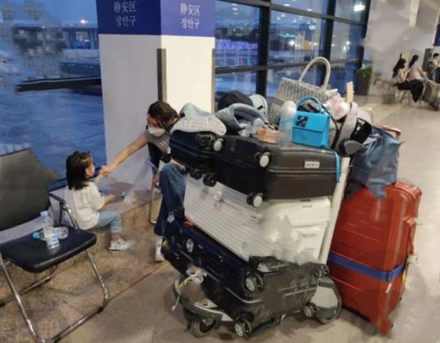Vợ thiếu gia sòng bạc đình đám Hong Kong cay đắng ôm con về quê sau ly hôn-21