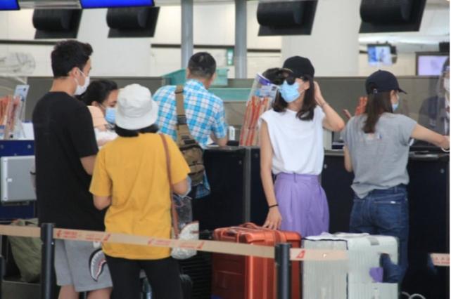 Vợ thiếu gia sòng bạc đình đám Hong Kong cay đắng ôm con về quê sau ly hôn-16