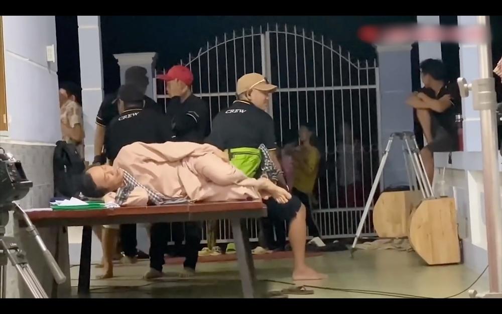 Xót xa cảnh NSƯT Hoài Linh ngủ vạ vật ở phim trường-7