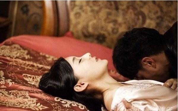 Chồng rủ ra khách sạn đổi gió, nửa đêm tỉnh dậy tôi ngã quỵ nhìn người đàn ông bên cạnh-2