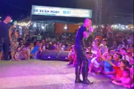 Phớt lờ khuyến cáo, cả ngàn người vẫn tụ tập nghe hát ở chợ đêm Đông Hà