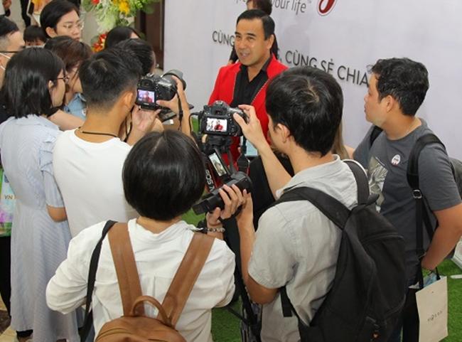 MC Quyền Linh lần đầu kể chuyện chồng ngủ đất - vợ nằm giường hàng chục năm-4