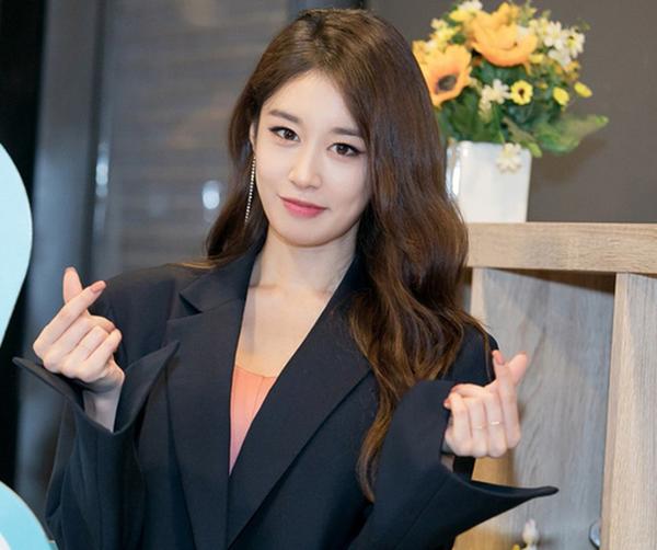 Jiyeon bất ngờ đăng tải tấm hình đen kịt cùng dòng tâm sự khiến fan xót xa nhân dịp kỷ niệm 11 năm debut của T-ara-2