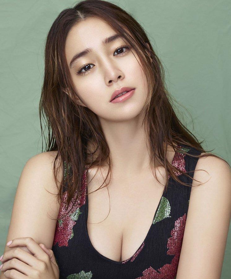 Bên cạnh đó, nữ diễn viên còn tốt nghiệp khoa Biểu diễn nghệ thuật tại đại học Sungkyunkwan, một trong những ngôi trường hàng đầu Hàn Quốc. Nhiều khán giả bày tỏ sự ngưỡng mộ khi Lee Min Jung có cả sắc đẹp, gia thế và tài năng.