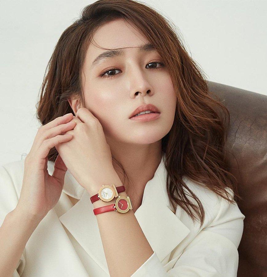 Dù nỗ lực trong sự nghiệp, song nhiều khán giả vẫn nhớ tới Lee Min Jung khi cuộc đời cô gắn liền với tài tử đào hoa Lee Byung Hun. Năm 2007, cặp đôi gặp gỡ lần đầu tiên qua sự giới thiệu của bạn bè. Hai người nhanh chóng nảy sinh tình cảm nhưng rồi cũng "đường ai nấy đi" bởi Lee Byung Hun không muốn làm vật cản trên con đường sự nghiệp rộng mở của bạn gái.