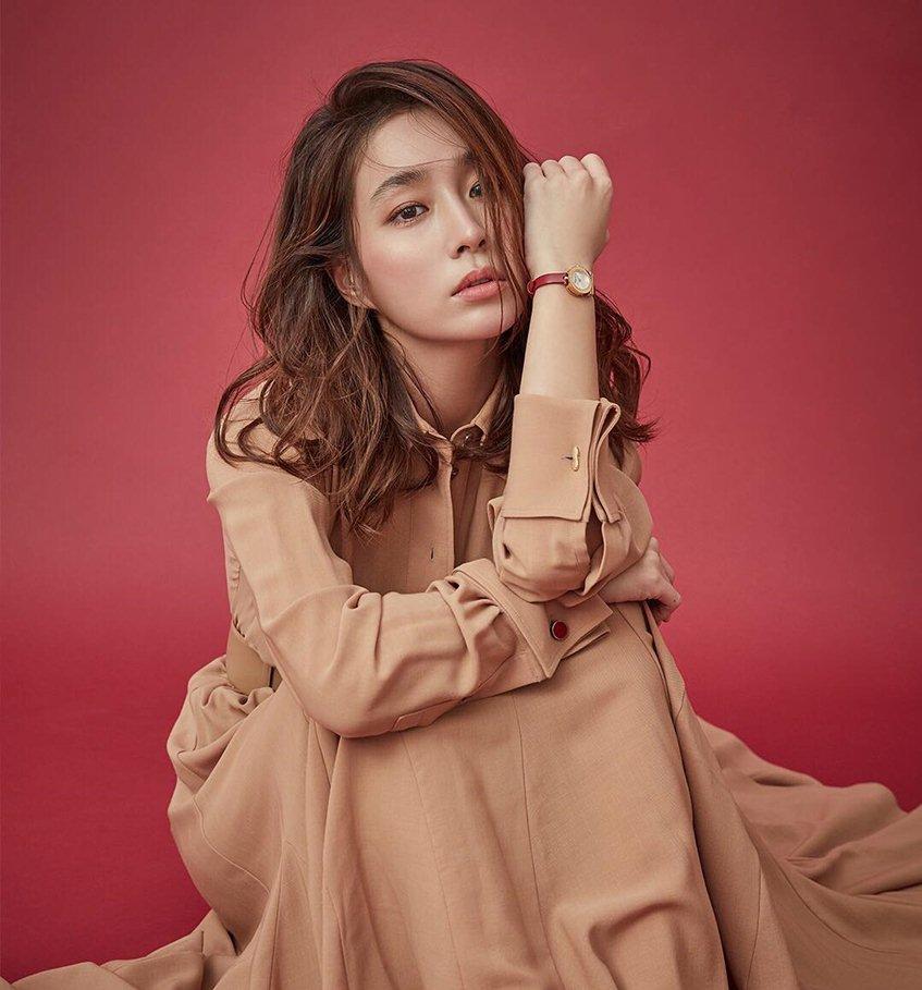 Lee Min Jung sinh năm 1982, là một trong những nữ diễn viên Hàn được yêu mến nhờ vẻ ngoài xinh đẹp cùng hình tượng trong sạch, không scandal.