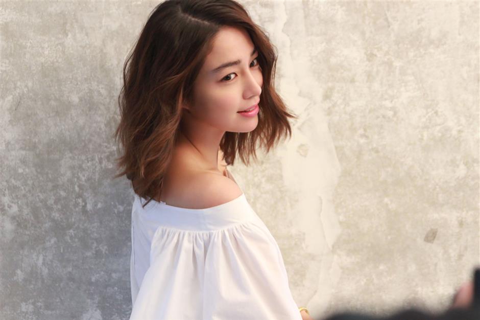 Im lặng suốt một thời gian dài, phải đến 2016 Lee Min Jung mới trở lại với dự án "Come back, Mister". Bên cạnh việc đóng phim, nữ diễn viên hoàn toàn kín tiếng chuyện đời tư và chuyên tâm chăm sóc chồng con.
