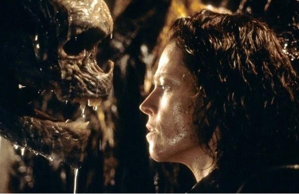 Alien: Resurrection (1997): Dù đã bỏ mạng ở cuối Alien 3 (1992), nhân vật Ripley (Sigourney Weaver) buộc phải trở lại do hãng Fox vẫn muốn kiếm thêm doanh thu. Kịch bản biến cô từ một người chiến đấu hết mình vì mạng sống thành một bà mẹ quái vật, chẳng giúp ích gì nhiều cho đồng đội dù kinh nghiệm chiến đấu đầy mình. Ngoài ra, loài New Born lai giữa người và Xenomorph đáng lẽ phải ghê rợn và nguy hiểm hơn quái vật không gian như lời quảng cáo, nhưng thực tế chỉ mang hình thù kỳ quặc để rồi mất mạng một cách lãng nhách.