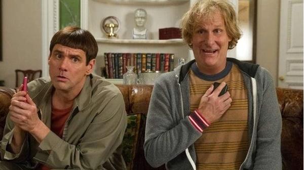 Dumb and Dumber To (2014): Với hai nhân vật hài kinh điển thể hiện bởi hai diễn viên kỳ cựu, Dumb and Dumber To là hy vọng của anh em đạo diễn Farrelly trong việc chứng tỏ khiếu hài hước độc đáo của họ vẫn còn hợp thời. Tuy nhiên, những câu đùa nhạt nhòa và lẻ tẻ suốt bộ phim cho thấy thế giới đã thay đổi rất nhiều kể từ khi Harry và Lloyd lần đầu ra mắt trên màn ảnh trước đó 20 năm.