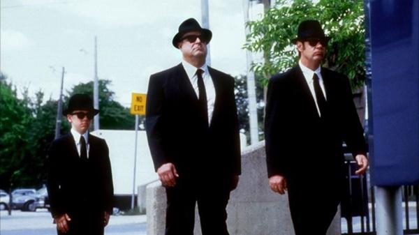 Blues Brothers 2000 (1998): Sau 18 năm, Elwood Blues trở lại với một nhiệm vụ mới cùng hai người anh em. Song, ngoại trừ phần âm nhạc bắt tai, những yếu tố còn lại trong phim quá yếu kém. Sự vắng mặt của John Belushi để lại lỗ hổng quá lớn mà Dan Aykroyd không thể bù đắp nổi. Các pha hài hước trong phim phần lớn tỏ ra ngờ nghệch và không đem lại tiếng cười hiệu quả.