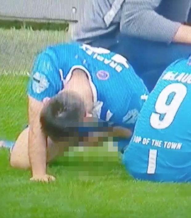 Cầu thủ thản nhiên phóng uế tại sân thi đấu, lộ bộ phận nhạy cảm trên sóng truyền hình-1