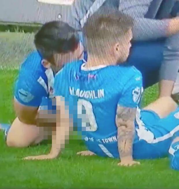 Cầu thủ thản nhiên phóng uế tại sân thi đấu, lộ bộ phận nhạy cảm trên sóng truyền hình-2