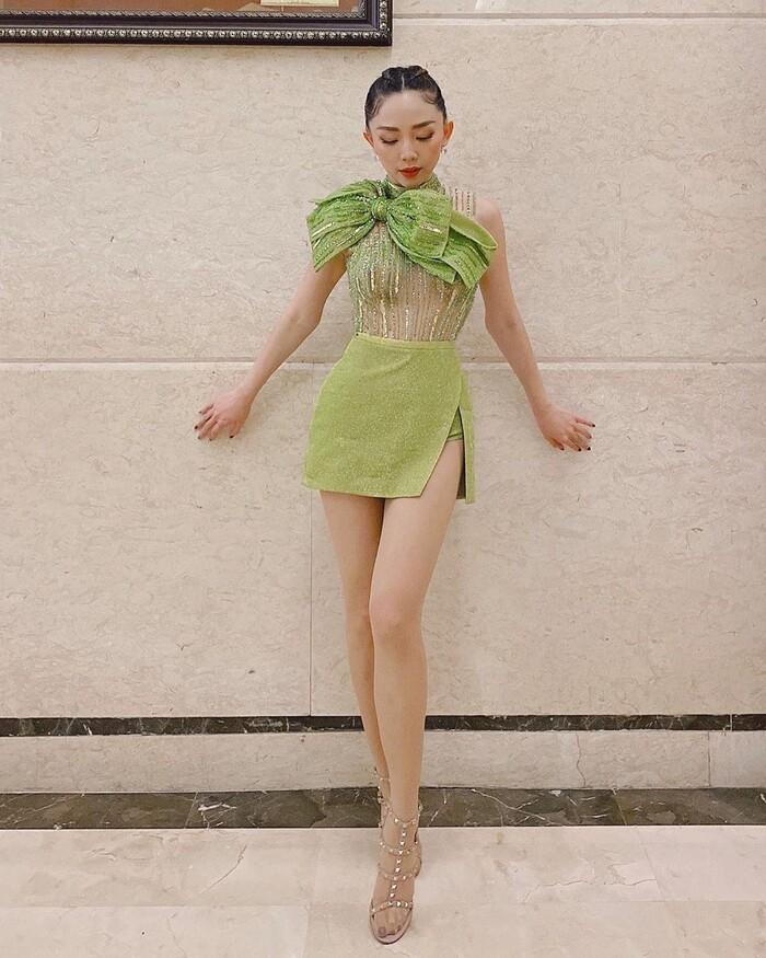 Những năm gần đây, xanh neon đang "làm mưa làm gió" trong làng thời trang. Đây là tông màu đảm bảo cho sự nổi bật nhưng lại cực kỳ khó nhằn.