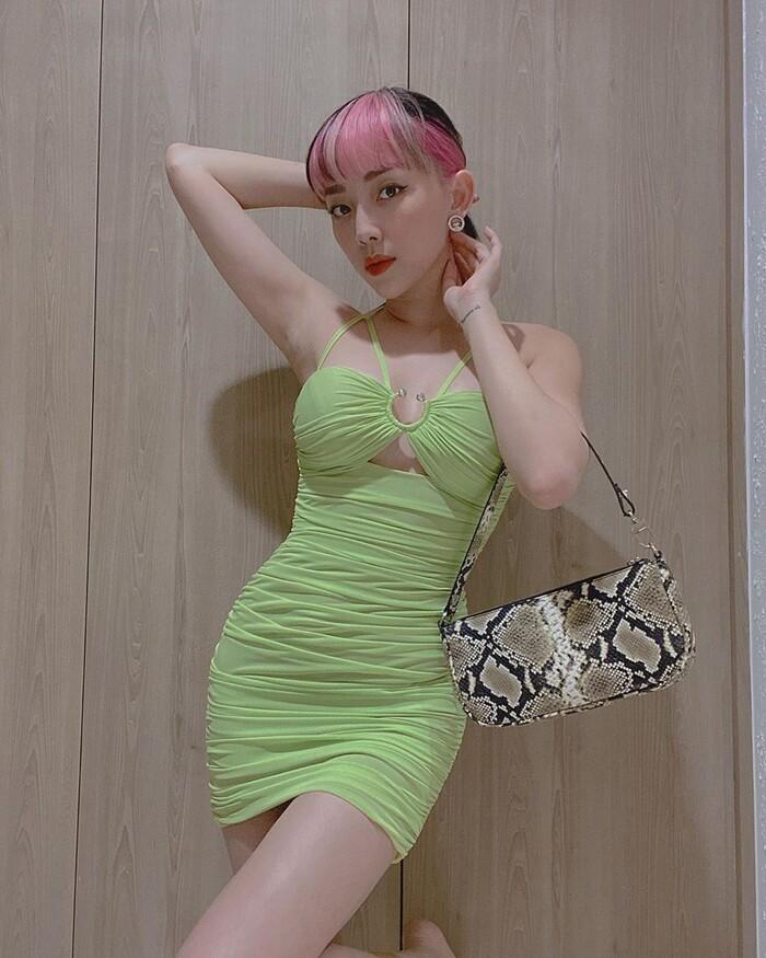 Trong tiệc sinh nhật kỷ niệm tuổi 31, bà xã Hoàng Touliver cũng đề ra dresscode xanh bút nhớ để tụ tập cùng nhóm bạn thân.