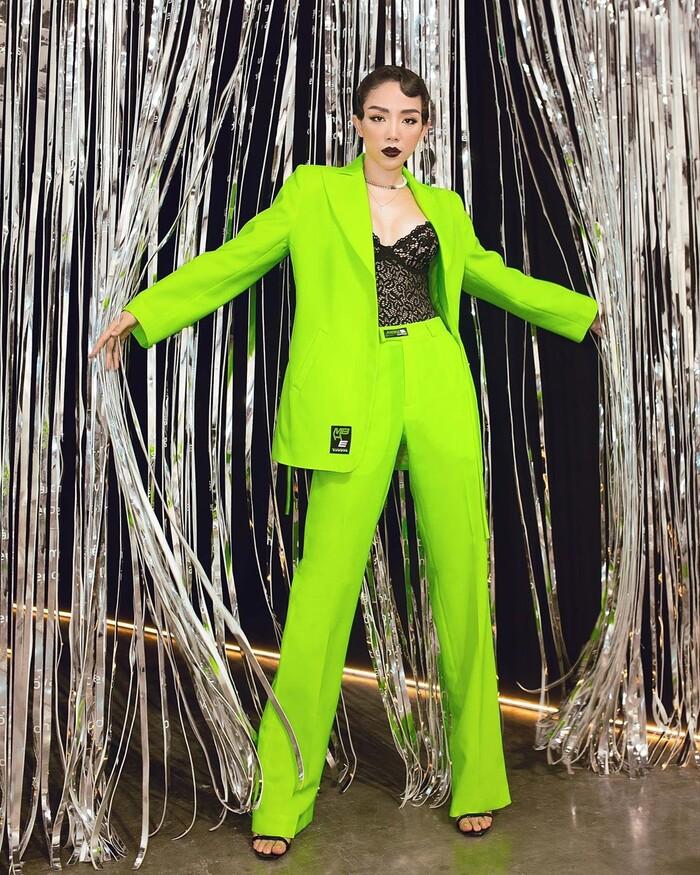 Khi thì biến hóa thành cô nàng chất lừ với son thâm và cả cây pantsuit xanh rực rỡ. Tông màu khó nhằn cỡ nào, Tóc Tiên cũng cân đẹp nhờ vóc dáng chuẩn, thần thái hơn người và khả năng phối đồ tài tình.