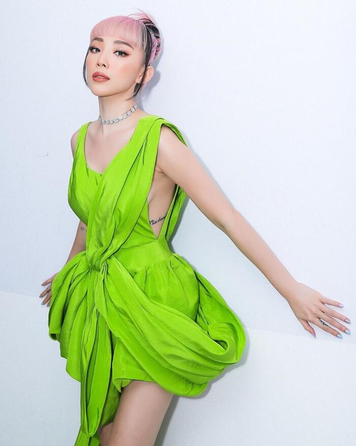 Trong sự kiện mới đây, giọng ca 8X chiếm trọn spotlight với thiết kế xanh nổi bần bật của Công Trí.