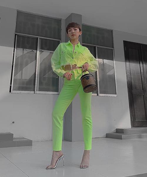 Làn da trắng của Tóc Tiên cũng được tôn lên một cách triệt để nhờ những set đồ xanh neon cá tính.