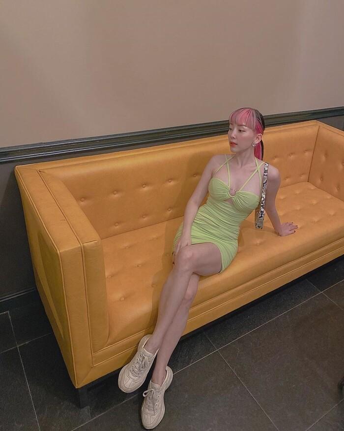 Chủ nhân bữa tiệc lựa chọn chiếc đầm body ôm sát, ngắn cũn khai thác vóc dáng đồng hồ cát.