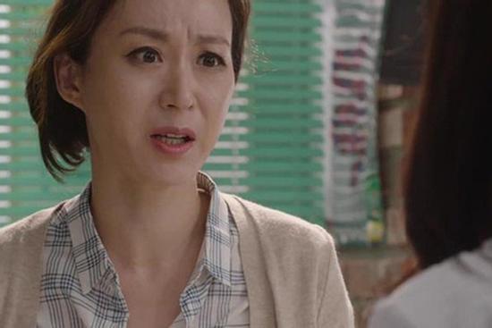 Mẹ bạn trai dúi cho tôi một phong bì dày cộm, tôi tưởng bác muốn đuổi tôi đi, nào ngờ...