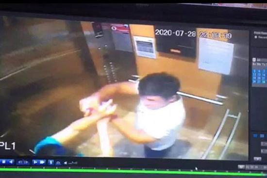 Quản lý chung cư ở TP HCM bị xịt cồn vào mắt bỏng giác mạc khi nhắc cư dân đeo khẩu trang