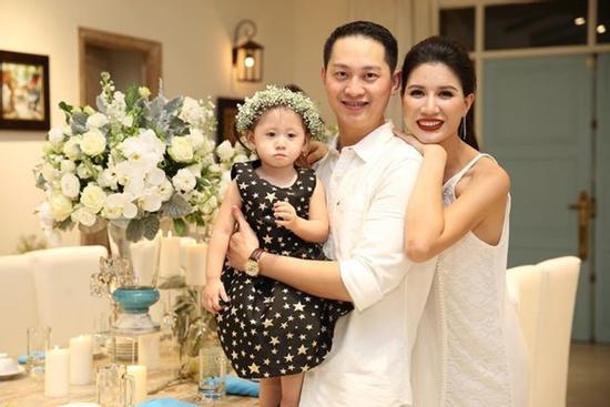 Chồng Trang Trần bật cười khi bị chỉ trích bỏ rơi vợ con tại Việt Nam