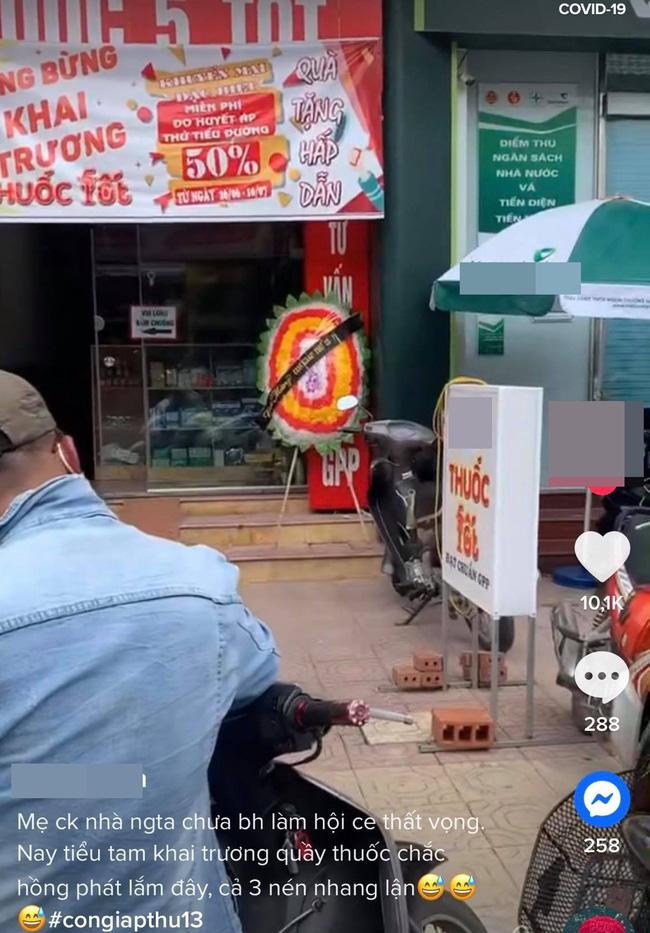 Trả đũa thay con dâu, mẹ chồng gửi hẳn vòng hoa mừng khai trương cửa hàng bồ của con trai-1