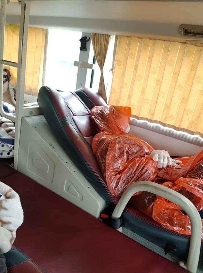 Vị khách đi ô tô mặc áo mưa, đeo khẩu trang kín mít, tuy chẳng giống ai nhưng bớt nỗi lo mắc Covid-19-1