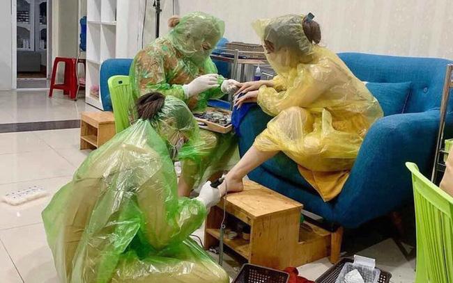 Vị khách đi ô tô mặc áo mưa, đeo khẩu trang kín mít, tuy chẳng giống ai nhưng bớt nỗi lo mắc Covid-19-2