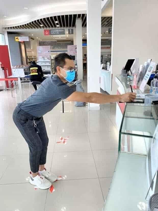 Vị khách đi ô tô mặc áo mưa, đeo khẩu trang kín mít, tuy chẳng giống ai nhưng bớt nỗi lo mắc Covid-19-4