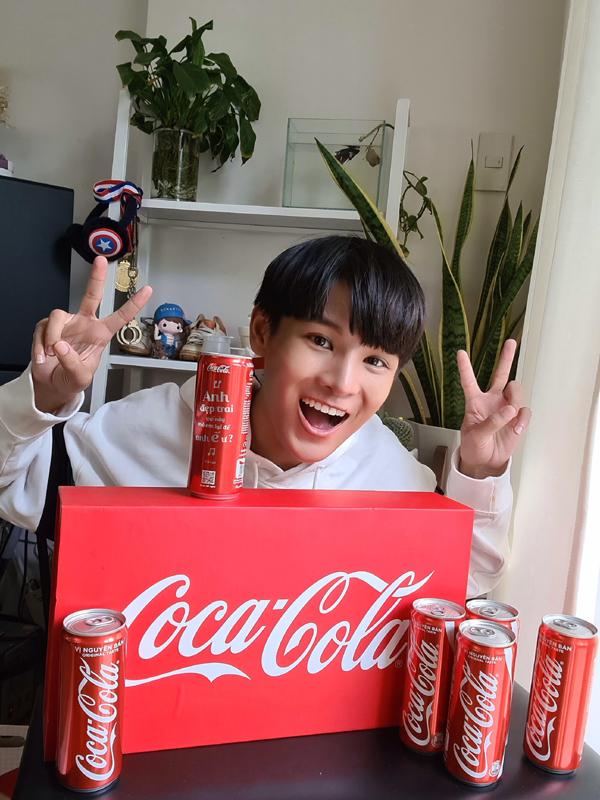 Giới trẻ săn lùng bộ lon Trao giai điệu hứng khởi của Coca-Cola-2