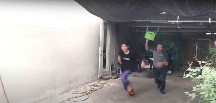 Bật cười hình ảnh bố cầm ghế rượt đánh con trai ‘không trượt phát nào’ sau khi biết điểm thi-1