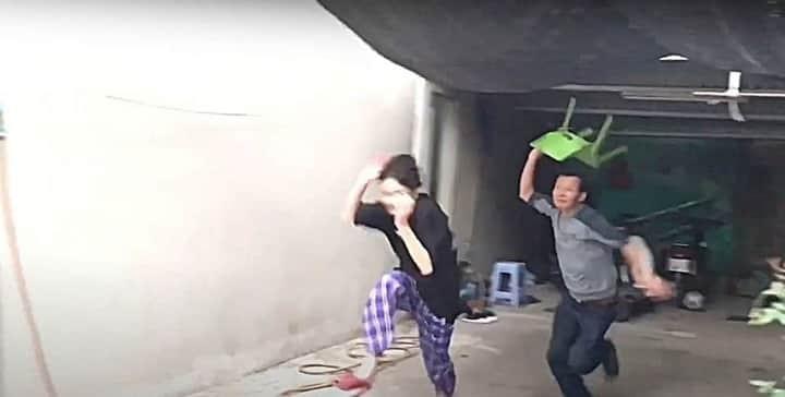 Bật cười hình ảnh bố cầm ghế rượt đánh con trai ‘không trượt phát nào’ sau khi biết điểm thi-2