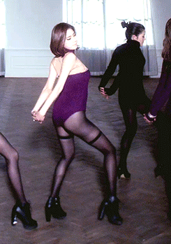 Mỹ nhân Hàn diện bikini, vén nội y trên sân khấu-4