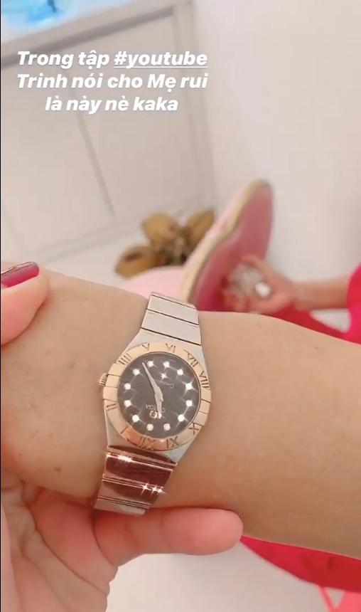 Ngọc Trinh ngồi xổm đi giày cho mẹ kế, sắm từ đồng hồ đến nước hoa hàng hiệu-3