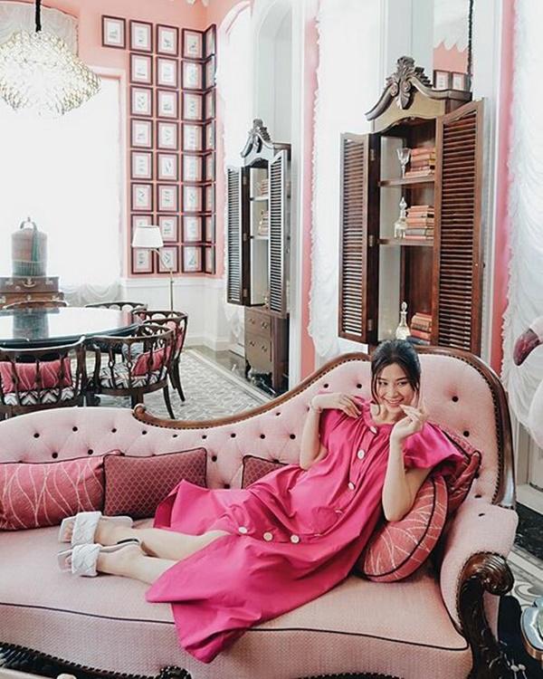 Đông Nhi khoe thời trang bà bầu năng động, hiện đại.