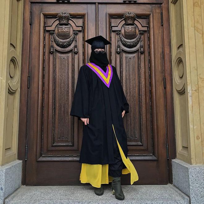 Phụ nữ đạo Hồi thường gắn liền với chiếc khăn che mặt niqab. Nhiều người thường nghĩ họ khó có thể mặc theo ý thích, thể hiện phong cách cá nhân khi phải luôn che kín người. Hafsah Penney (20 tuổi, đến từ Canada) đã chứng minh điều ngược lại khi tự tin mặc quần áo nổi bật, bắt kịp xu hướng thời trang trên thế giới. Cô từng gây chú ý với bức hình tốt nghiệp khi diện váy vàng nổi bật kết hợp với boots cao gót. Khi đó, Penney tự tin nói mình là người mặc đẹp nhất ở trường trung học. Ảnh: @penneyyproud.
