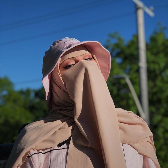 Penney cho biết cô bắt đầu đeo niqab từ năm 13 tuổi để phù hợp với truyền thống gia đình. Khi lên 16, cô phát hiện bản thân có niềm đam mê với thời trang. Từ đó, cô thử phối nhiều lớp quần áo với nhau. "Tôi vẫn đang khám phá bản thân. Phụ nữ Hồi giáo có thể nắm bắt các xu hướng khác nhau để trông đẹp hơn", Penney chia sẻ. Ảnh: @penneyyproud.