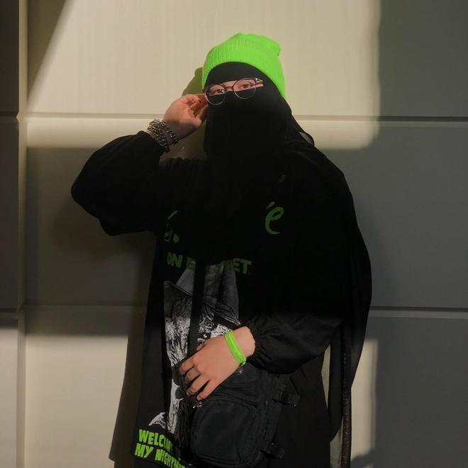 Bạn thân của Penney là người đã thúc đẩy cô tiếp cận nhiều hơn với thời trang, phong cách gen Z và e-boy. Một chiếc áo phông quá khổ pha chút xanh lá giống Billie Eilish, phối cùng mũ len và vòng tay khiến cô trông "chất ngầu". Đôi khi, cô đổi gió với phong cách grunge trong áo sơ mi kẻ sọc kết hợp cùng giày Converse. Ảnh: @penneyyproud.