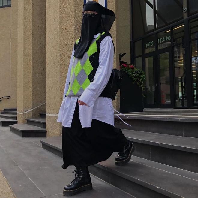 Hiện tại, style của Penney chịu ảnh hưởng nhiều từ các bộ phim thập niên 90 và đầu những năm 2000 như Cluless, Mean Girls. Thay vì dùng đồ hiệu, cô thường tìm những món đồ cũ có dáng lạ tại cửa hàng địa phương. "Các món đồ này thật đặc biệt và không ai có thể sở hữu nó", Penney nói. Ảnh: @penneyyproud.