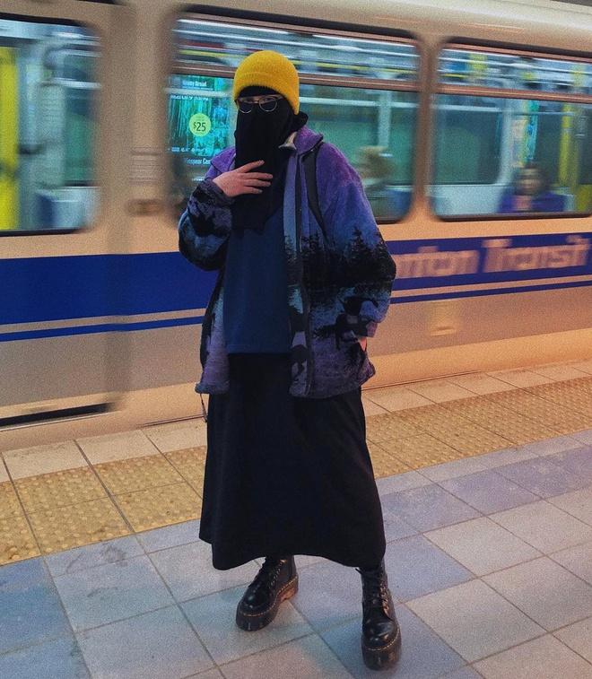 Vẻ ngoài của cô gái 20 tuổi đã làm thay đổi suy nghĩ những người lớn tuổi theo đạo Hồi. Penney cho biết họ không quen với việc ăn mặc nổi bật. Họ hay hỏi cô: "Tại sao bạn lại đi đôi dép cao gót sáng màu này?". Dù vậy, phản ứng của họ dành cho phong cách cô vẫn rất tích cực. Nhiều phụ nữ cho rằng Penney chính là người thổi làn gió mới, truyền cảm hứng cho cộng đồng niqab. Ảnh: @penneyyproud.