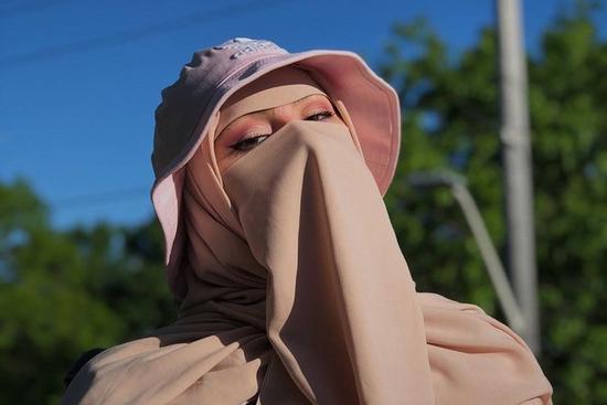 Cô gái đạo Hồi trùm khăn kín mặt vẫn ăn mặc sành điệu