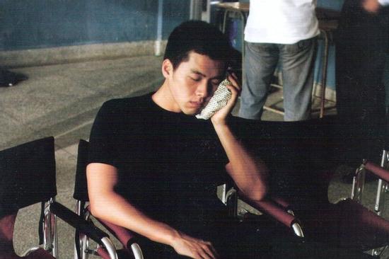 Khán giả bật khóc vì cảnh Hyun Bin bị tát sưng mặt, phải chườm đá lạnh trong hậu trường phim cách đây 10 năm