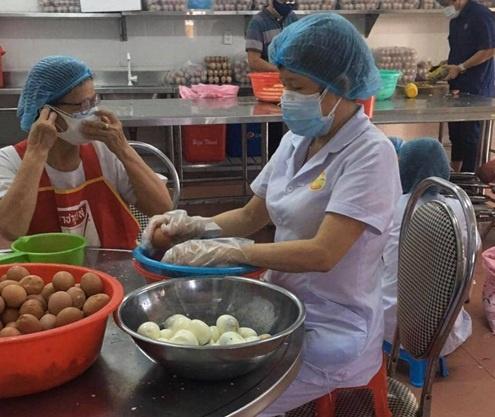Những suất ăn đầy đủ dinh dưỡng trong khu cách ly Bệnh viện C Đà Nẵng-1