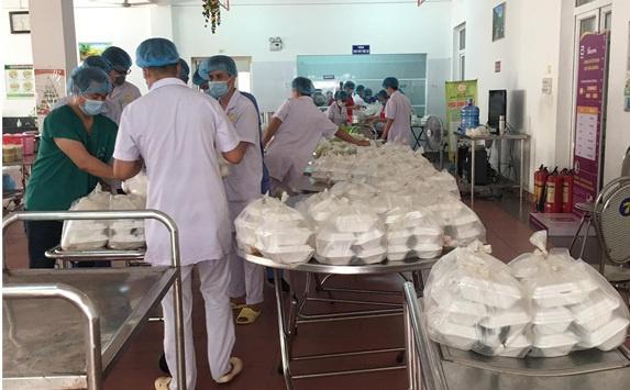 Những suất ăn đầy đủ dinh dưỡng trong khu cách ly Bệnh viện C Đà Nẵng-3