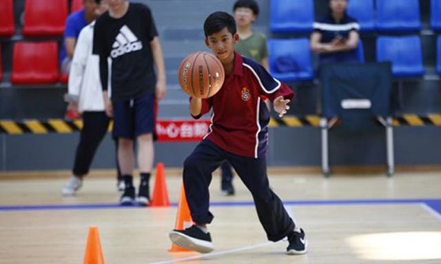 Cậu bé bán hàng rong nói 16 thứ tiếng như gió nổi đình đám 2 năm trước giờ ra sao?-5