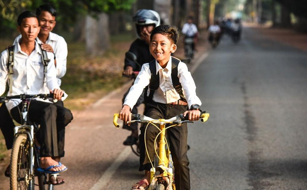 Cậu bé bán hàng rong nói 16 thứ tiếng như gió nổi đình đám 2 năm trước giờ ra sao?-4