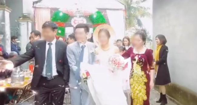 Chú rể nâng váy làm cô dâu hớ hênh, mẹ chồng hành động được chấm ngay điểm 10-1