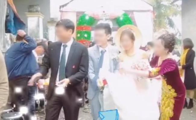 Chú rể nâng váy làm cô dâu hớ hênh, mẹ chồng hành động được chấm ngay điểm 10-2