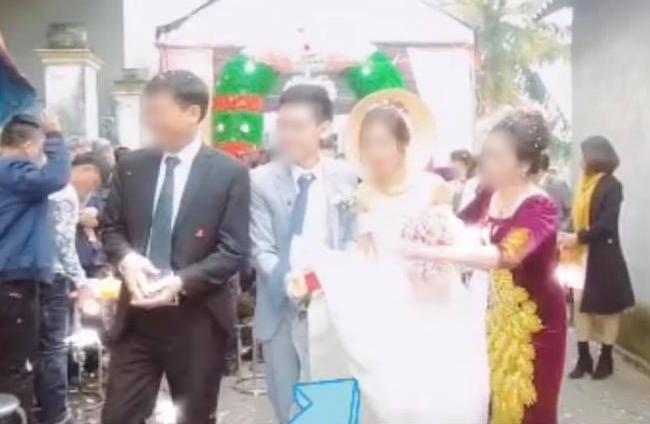 Chú rể nâng váy làm cô dâu hớ hênh, mẹ chồng hành động được chấm ngay điểm 10-3