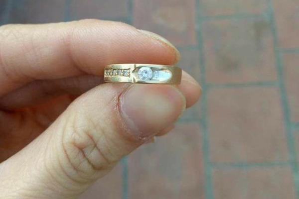 Đưa mẹ sang nói chuyện người lớn, nhìn bố chồng cúi đầu xuống bàn tôi lập tức hủy hôn-3